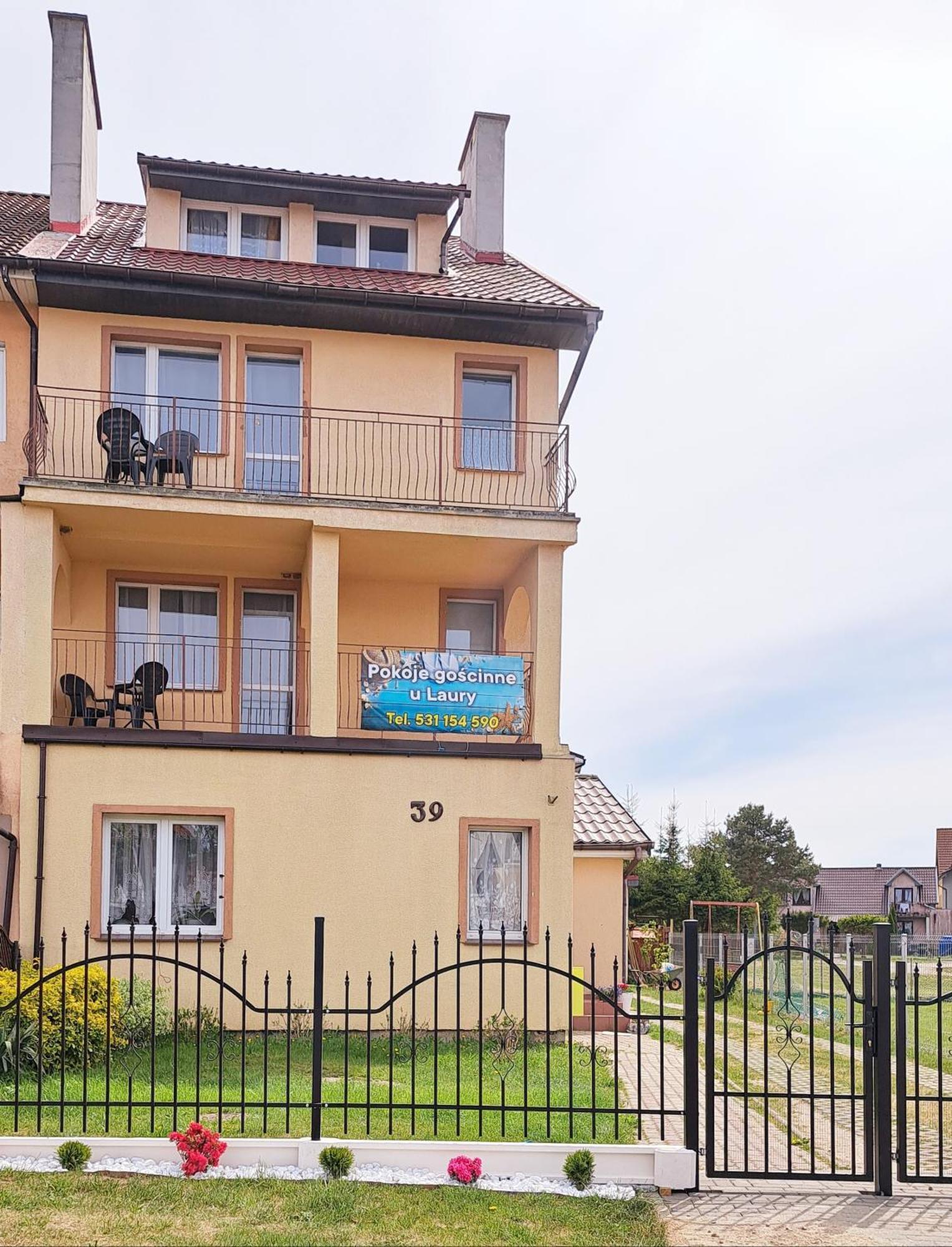 Pokoje Goscinne U Laury Rewal Exterior photo